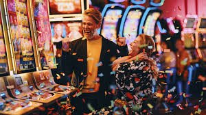 Studio live dealer baccarat piramidwin dengan kartu dan meja permainan